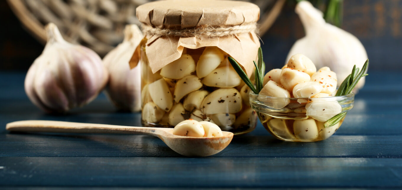 How to Preserve Garlic in Oil – Mother Earth News - Vimarsana News